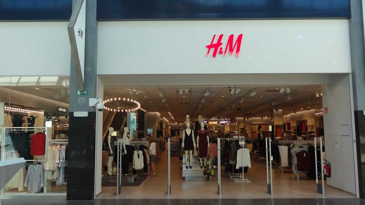 Ruée chez H&M  les fans de mode s’arrachent cette sublime robe à la découpe très originale !